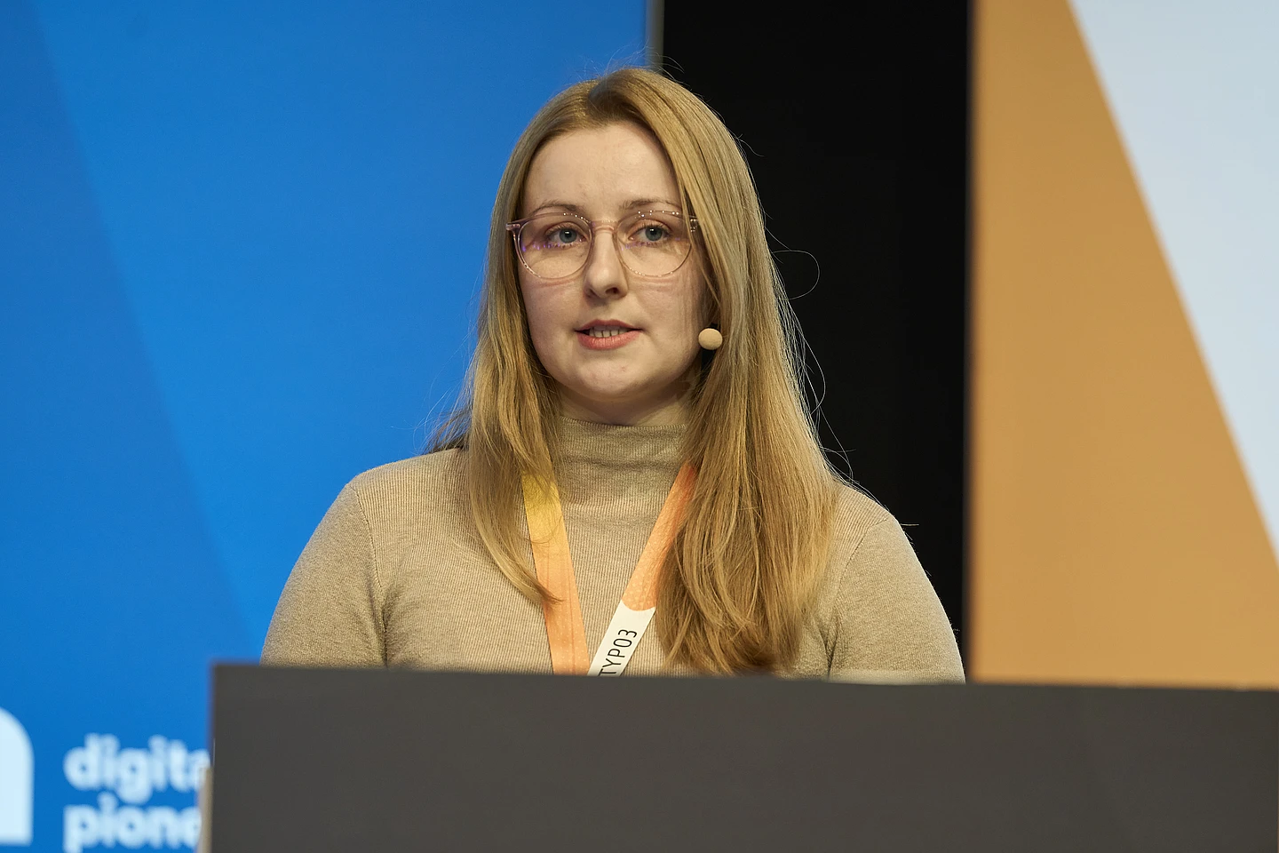 Lara Müller speaking