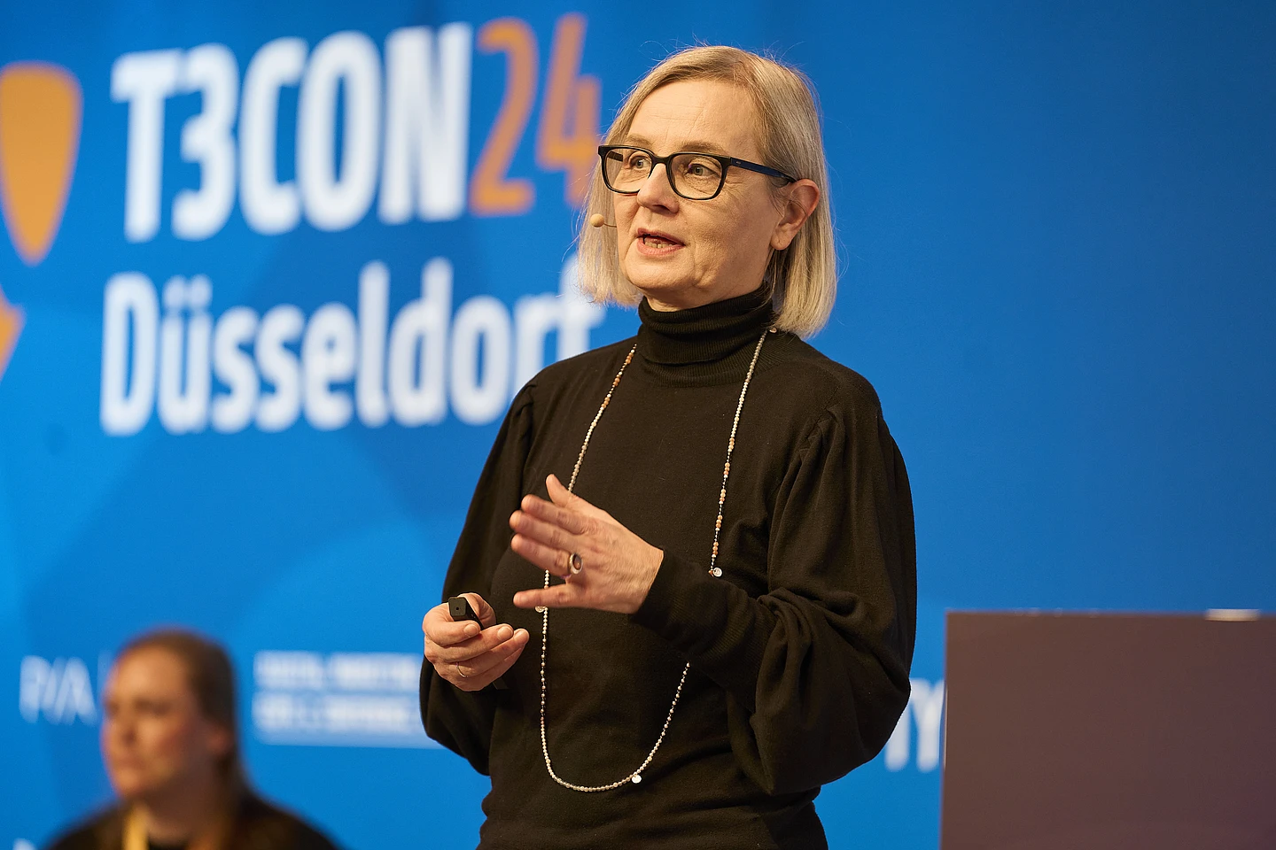 Anja Schröder speaking to the crowd