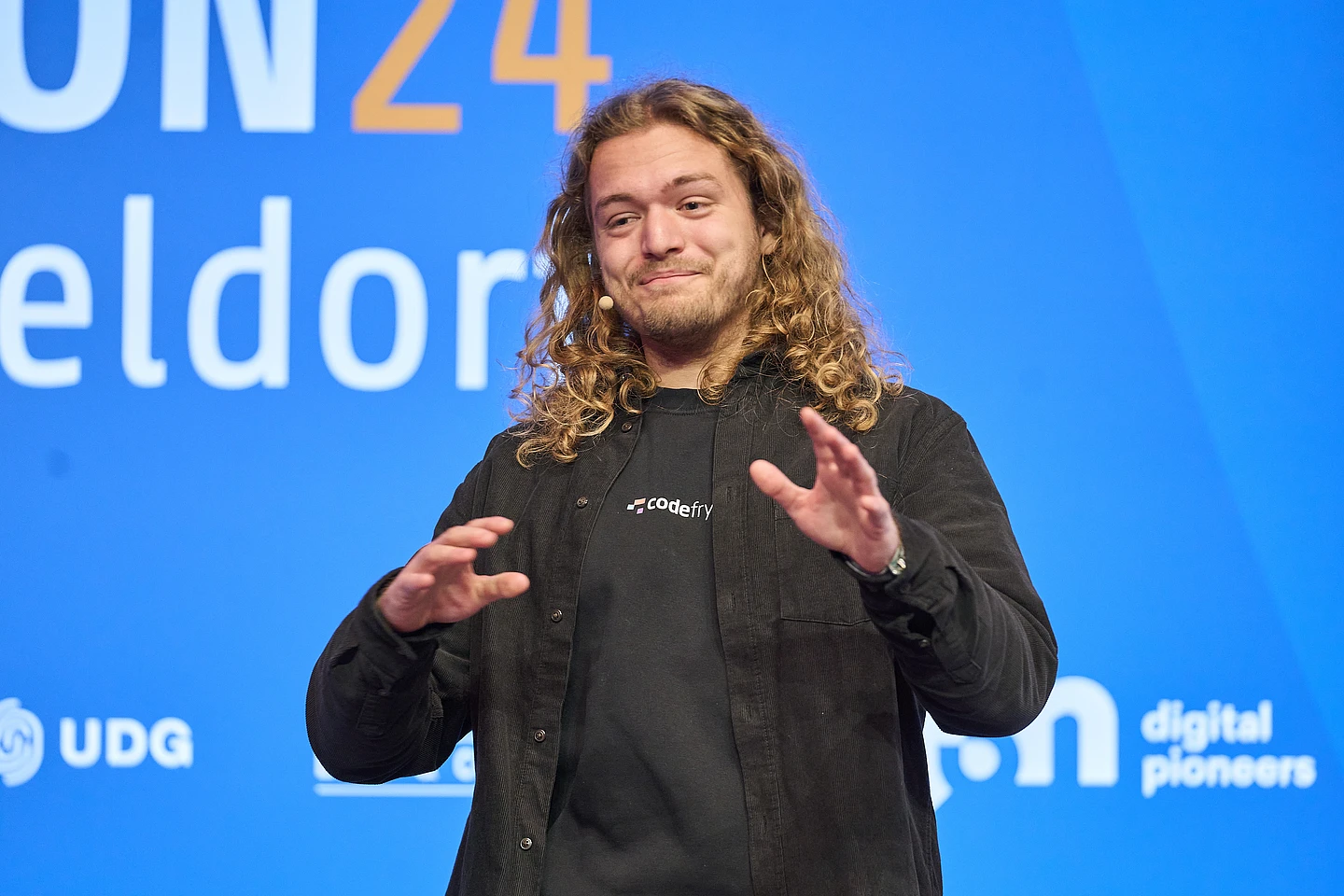 Maximilian Hafer speaking to the audience