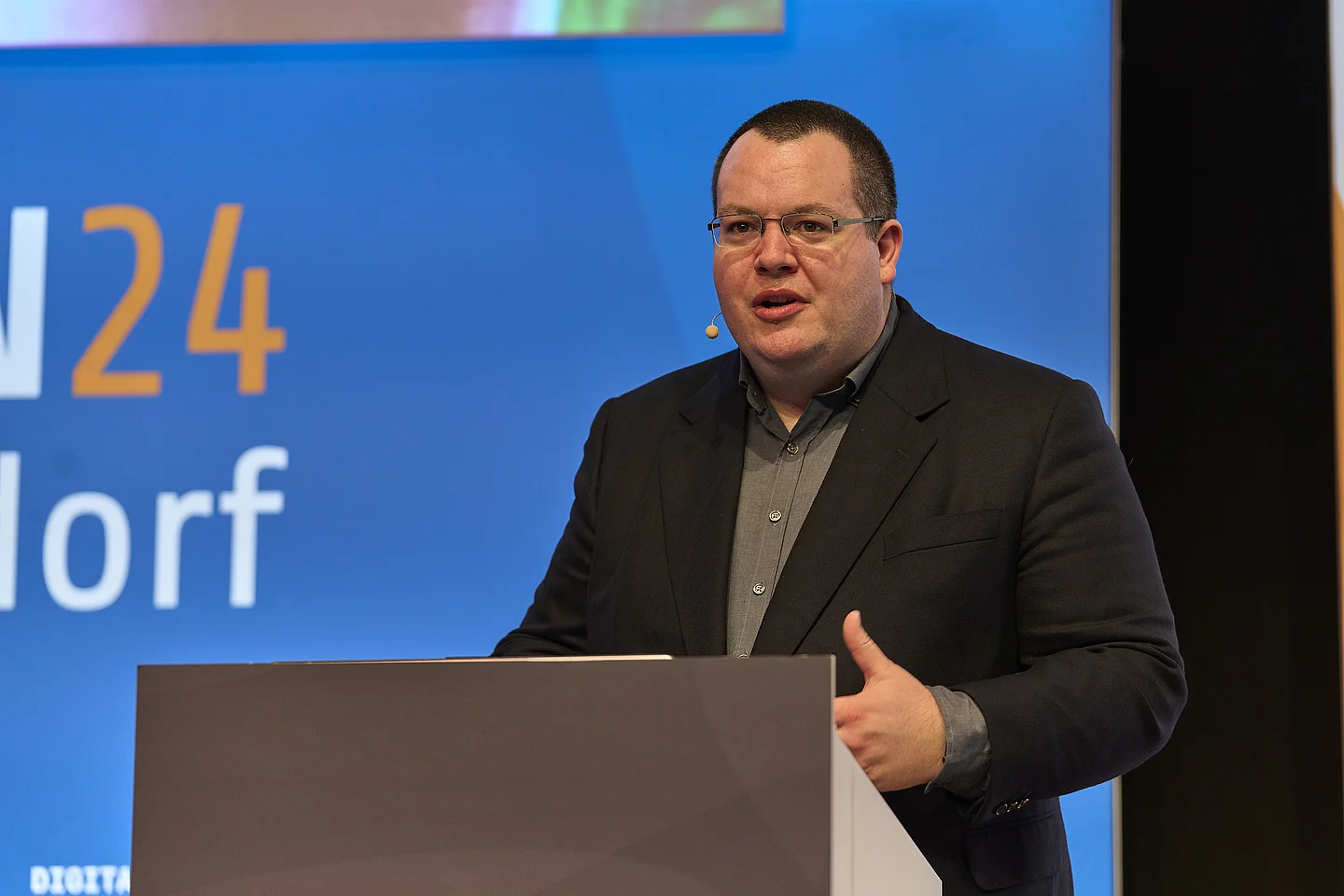 Prof. Dr. Patrick Glauner addresses the audience