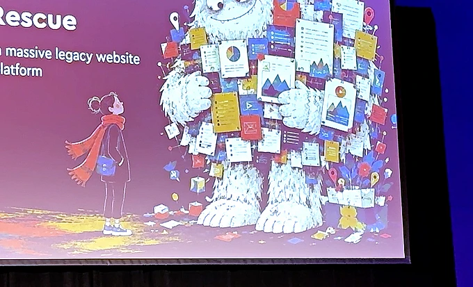 Konferenzvortrag zu 'The Great Content Rescue' über TYPO3-Migration auf der Bühne mit violetter Beleuchtung